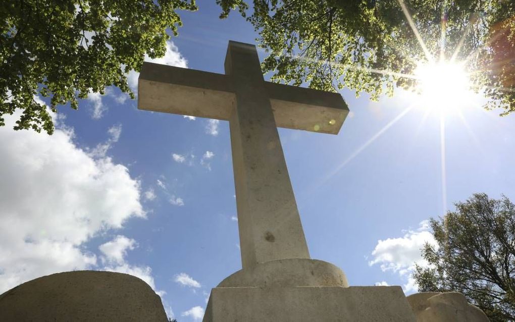 Een kruis, tussen twee Nederlandse leeuwen, tegen een blauwe lucht met enkele wolken. Bij het monument op Militair Ereveld Grebbeberg in Rhenen komen 4 mei, 5 mei en Hemelvaartsdag samen. Beeld Vidiphoto