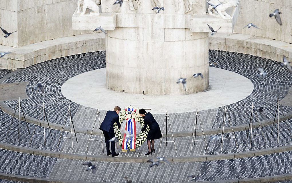 Koning Willem-Alexander en koningin Maxima leggen een krans bij het Nationale Monument op de Dam tijdens de nationale dodenherdenking. beeld ANP