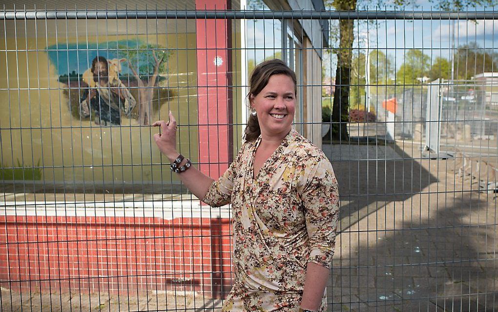 Annemiek Stam voor het honk van het inloophuis Hart voor Veldhuizen in het voormalige winkelcentrum de Lindenhorst in Ede.  Beeld Niek Stam