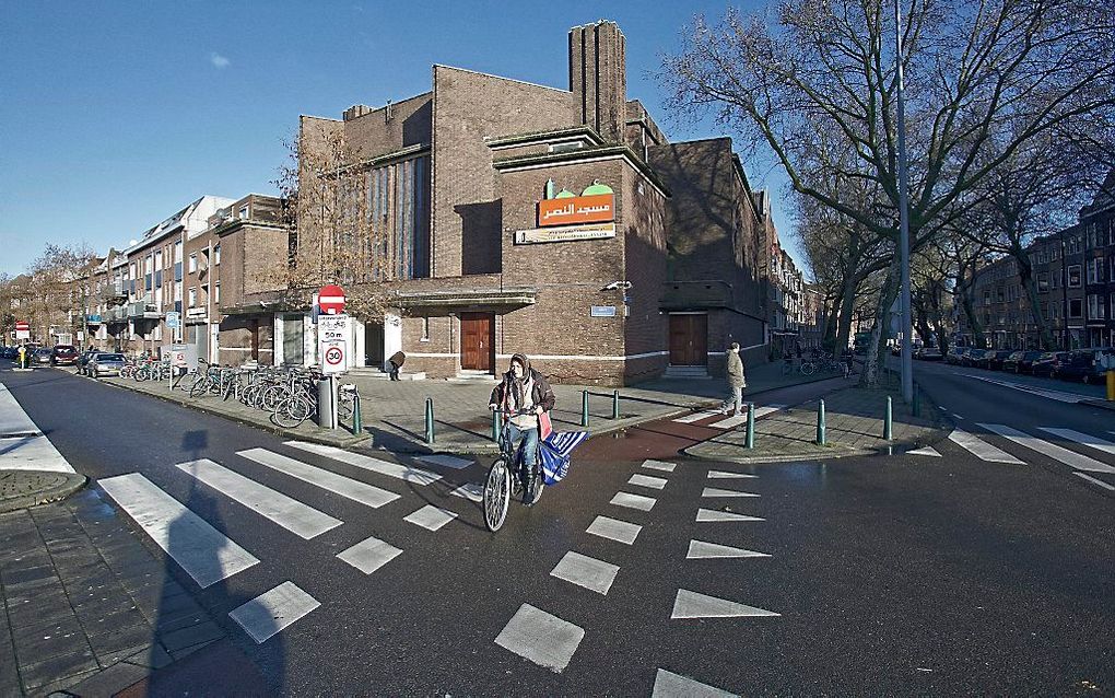 De huidige Annasrmoskee, gehuisvest in de voormalige hervormde Mathenesserkerk in Rotterdam. De eigenaar krijgt van de Raad van State geen toestemming om het gebouw te slopen en er een megamoskee te plaatsen. Beeld Sjaak Verboom