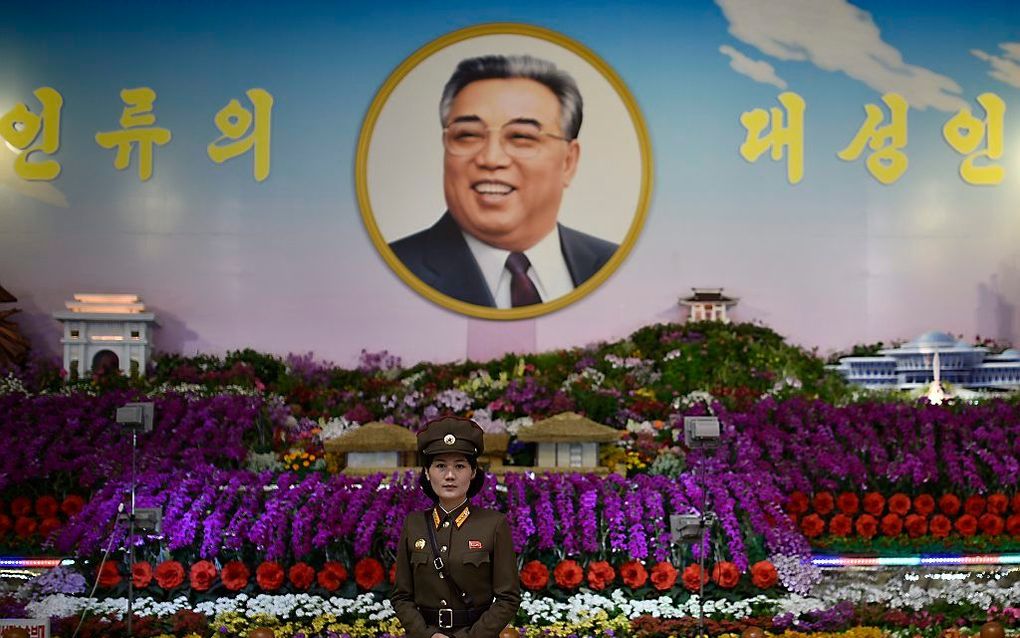 PYONGYANG. Ter gelegenheid van het partijcongres dat vandaag is begonnen, wordt in de Noord-Koreaanse hoofdstad Pyongyang een ”Onsterfelijk Bloemen Festival" gehouden". Hier bewaakt een vrouwelijke militair een van de pronkstukken. Het portret op de achte