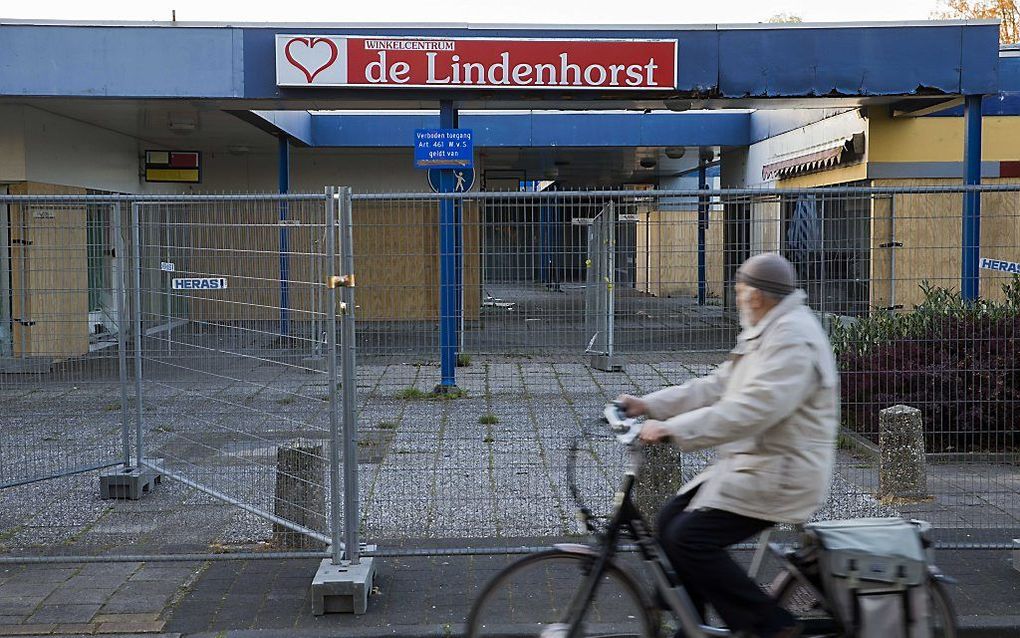 Hekken om het leegstaande winkelcentrum de Lindenhorst in Ede. Sluiting van een Marokkaans theehuis zorgde voor onrust in de wijk Veldhuizen. beeld ANP, Vincent Jannink