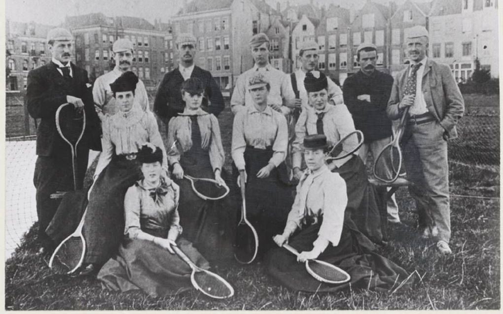 Jacqueline van der Waals (middenrij, 2e van links) en Herman Gorter (staand, 3e van links) met hun tennisclub. beeld Letterkundig Museum