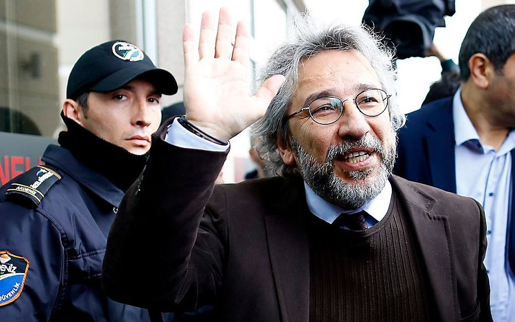 Can Dündar bij de aankomst bij de rechtbank. Beeld EPA