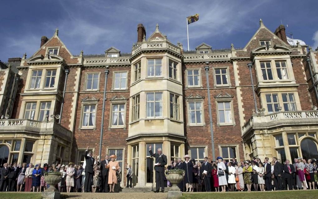 Koningin Elizabeth ontving in 2012 gasten voor een tuinfeest bij Sandringham House in Norfolk, ter gelegenheid van haar diamanten regeringsjubileum.  beeld AFP, Adrian Dennis