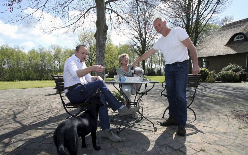 IJHORST. Aly (m.) en Albert (r.) Postma en Srebrenica-veteraan Bodewijn Kok (l.) openen komende maand Reestdalidylle, een zorgboerderij voor militairen die na een uitzending kampen met psychische problemen. beeld Eelco Kuiken