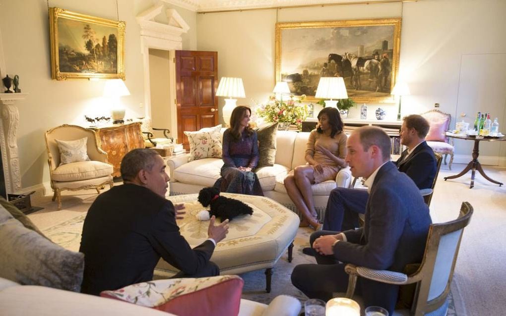 De Obama’s dineerden vorige maand bij prins William en zijn echtgenote Catherine in Kensington Palace in Londen.  beeld AFP, Stephen Crowley