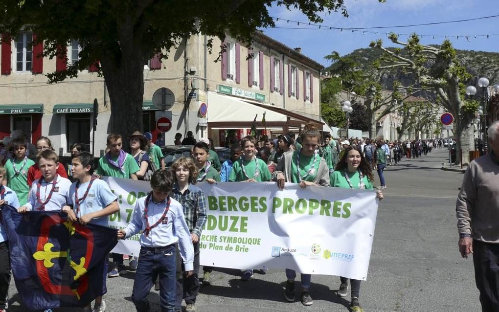 Broederlijke optocht in Anduze in het teken van het klimaat. beeld RD