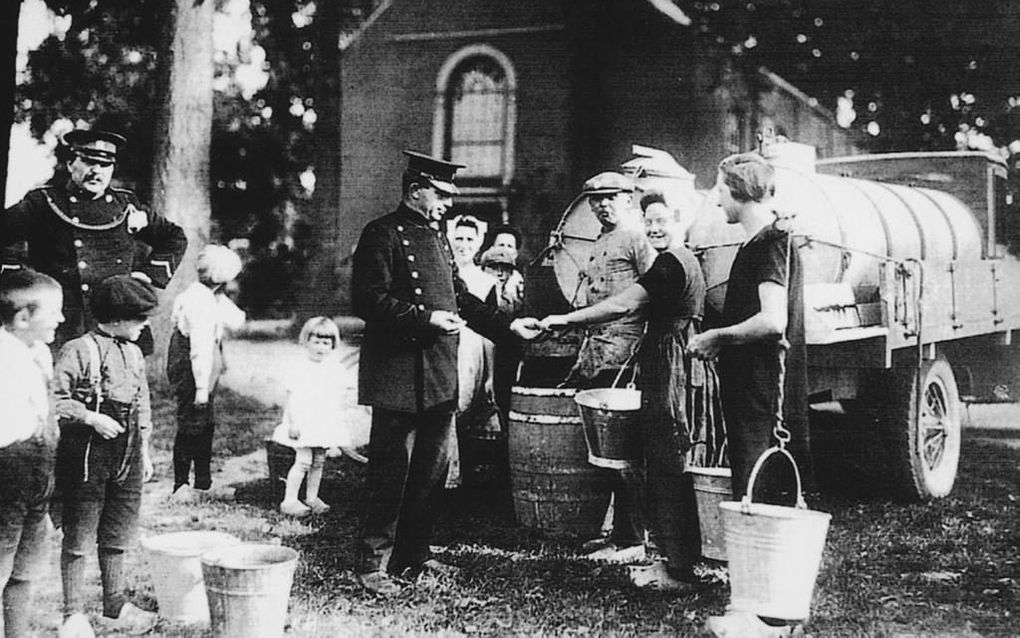 Een rijksveldwachter (l.) en een gemeenteveldwachter in Borssele. beeld dr. A. L. Kort