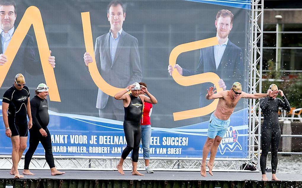 Prominenten doken vorig jaar september het water in voor de bestrijding van de ziekte ALS. beeld ANP, Jerry Lampen