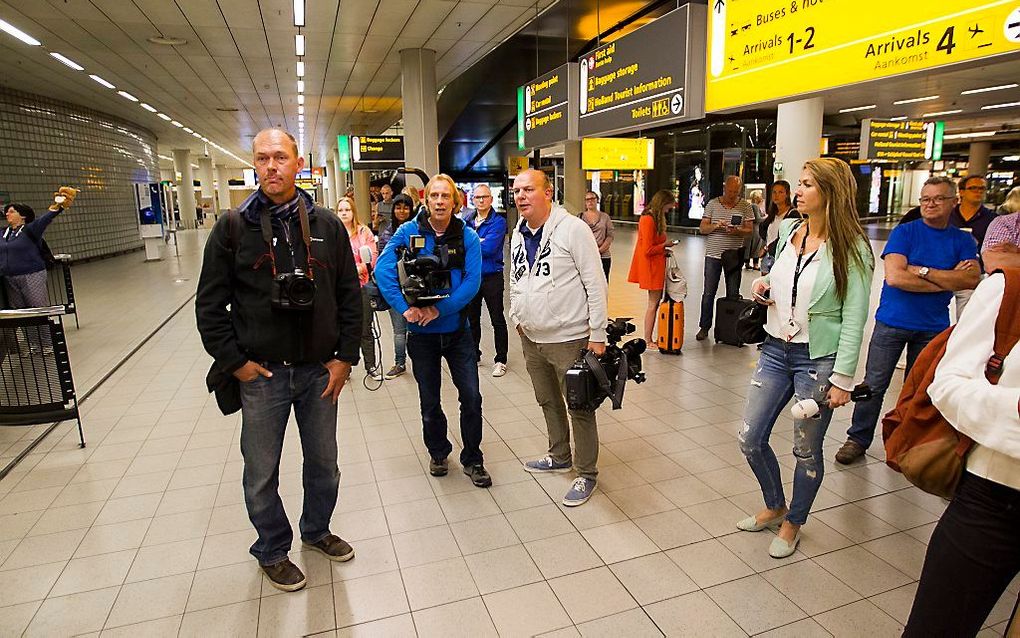 Pers wacht op aankomst Umar op Schiphol. Beeld ANP