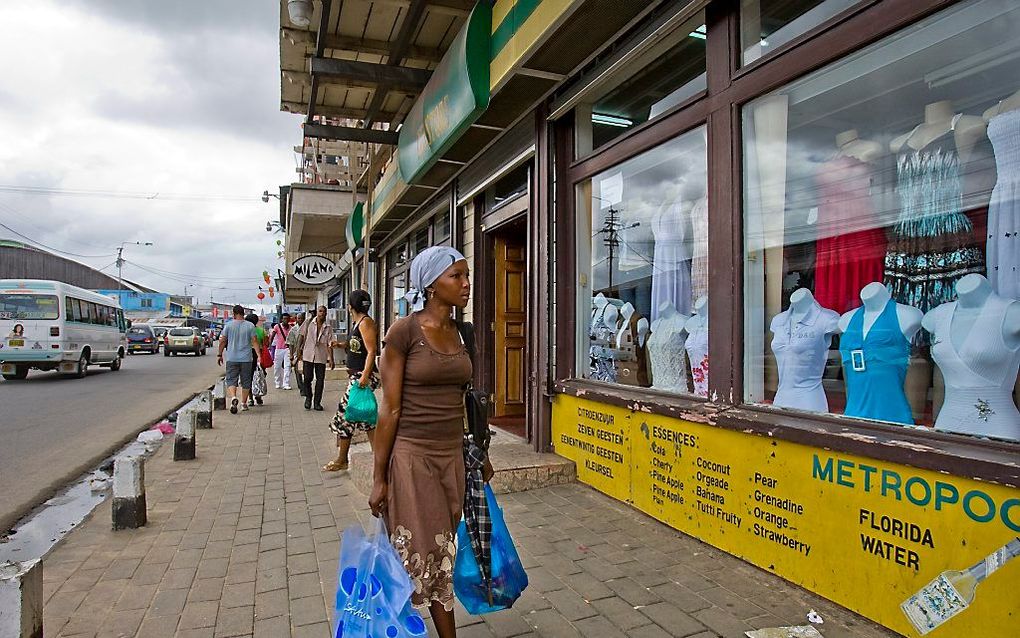 Een winkelstraat in Paramaribo. beeld ANP, Ed Oudenaarden