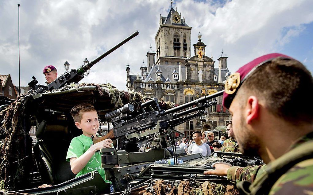 Een jonge bezoeker van de landmachtdagen op de Markt in Delft. beeld ANP