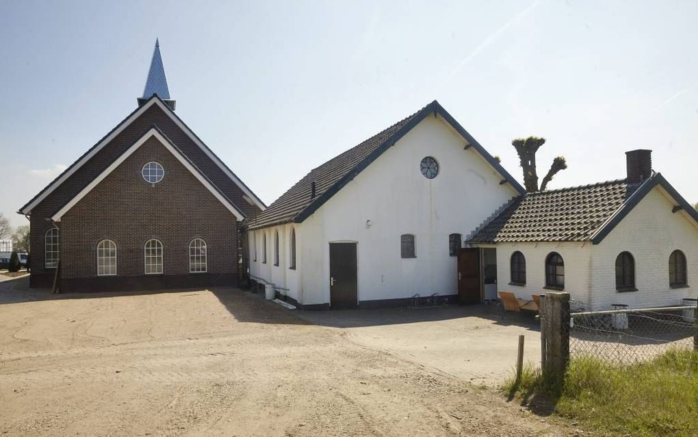 De nieuwe en de oude kerk van de oud gereformeerde gemeente in Achterberg. beeld Jaco Klamer