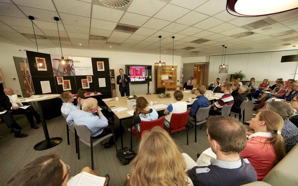 In het gebouw van de Eben-Haëzerschool in Barneveld had woensdagmiddag de eerste van twee inspiratiemiddagen rond de nieuwe bundel ”Elk zing’ Zijn lof” plaats. De leerkrachten Adrie van Manen en Martijn den Haan (foto) verzorgden de middag. Beeld Jaco Kla