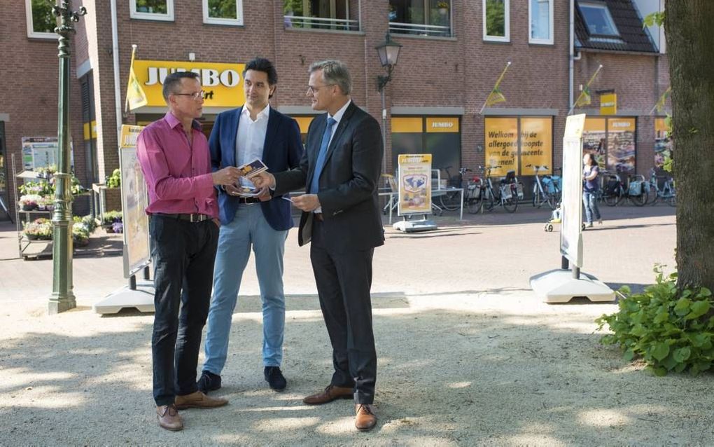 RHENEN. Vakorganisatie RMU heeft een kaart gemaakt, die consumenten een handje helpt om het gesprek aan te gaan met winkeliers die hun zaak op zondag willen openen. RMU-bestuurder Peter Schalk (r) en CU-fractievoorzitter Nico Drost (m) reikten donderdagmo