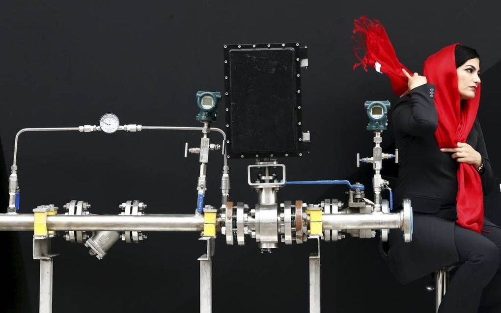 TEHERAN. Een Iraanse werkneemster tijdens een petrochemische beurs in Teheran, die voorafging aan de recente handelsmissie die minister Kamp onlangs leidde naar het tot voor kort geïsoleerde land. beeld EPA, Abedin Taherkenareh