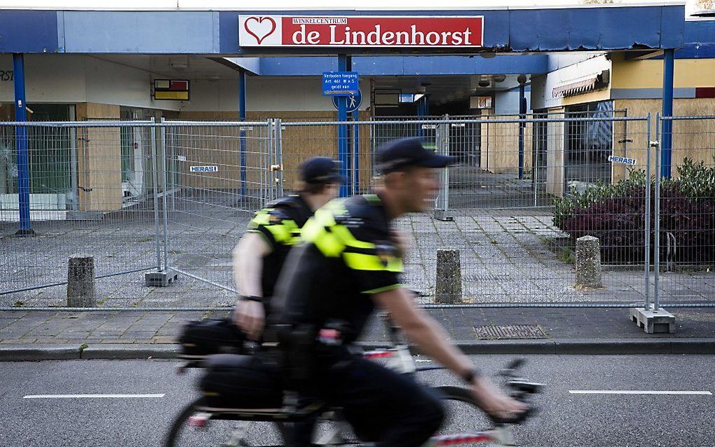 Politieagenten fietsten vorige week langs het leegstaande winkelcentrum de Lindenhorst in Ede. De sloop van een Marokkaans theehuis zorgde  vorige week voor onrust in de wijk Veldhuizen. beeld ANP Vincent Jannink