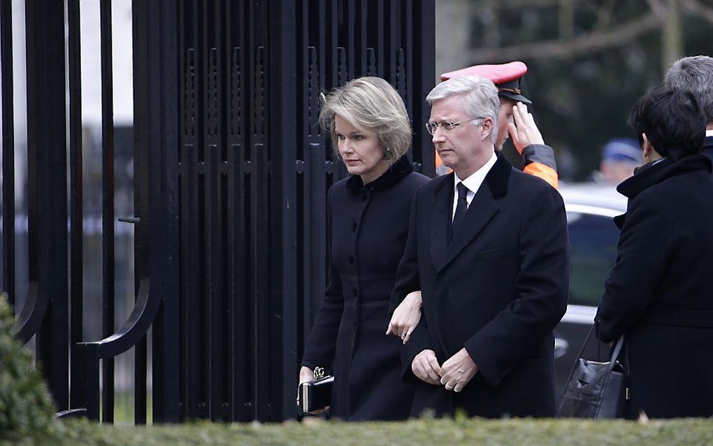 Koning Filip en Mathilde van België wonen de herdenkingsplechtigheid bij. beeld AFP