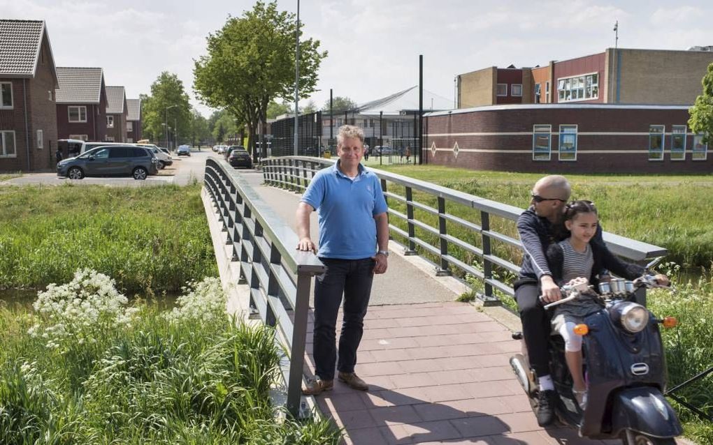 Wijkbeheerder Bram Snaterse van de gemeente Ede in de wijk Veldhuizen. Op de achtergrond de islamitische basisschool El Amana, links nieuwbouwwoningen. De sloop van het oude winkelcentrum De Lindenhorst zorgt voor onrust en brandstichting door boze Marokk