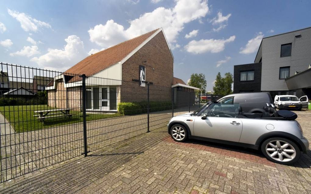 De toegangsweg naar het gebouw van de Nederlands Gereformeerde Kerk en het medisch centrum in Heerenveen. beeld Marchje Andringa