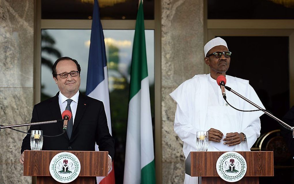 De Franse president Hollande en zijn Nigeriaanse ambtgenoot Muhammadu Buhari. beeld EPA