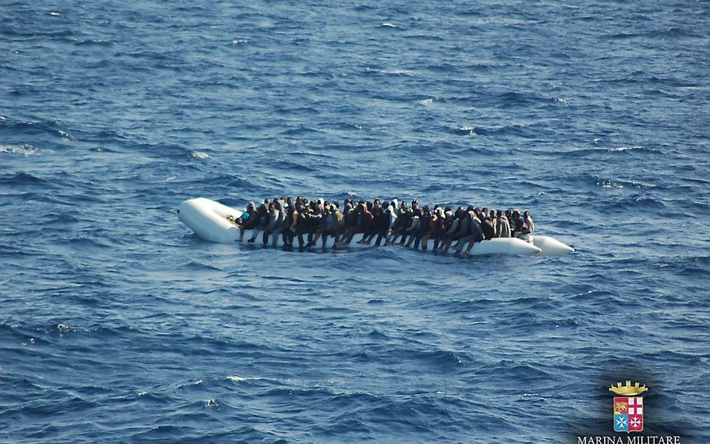 Vluchtelingen voor de kust van Sicilie in maart. Beeld AFP