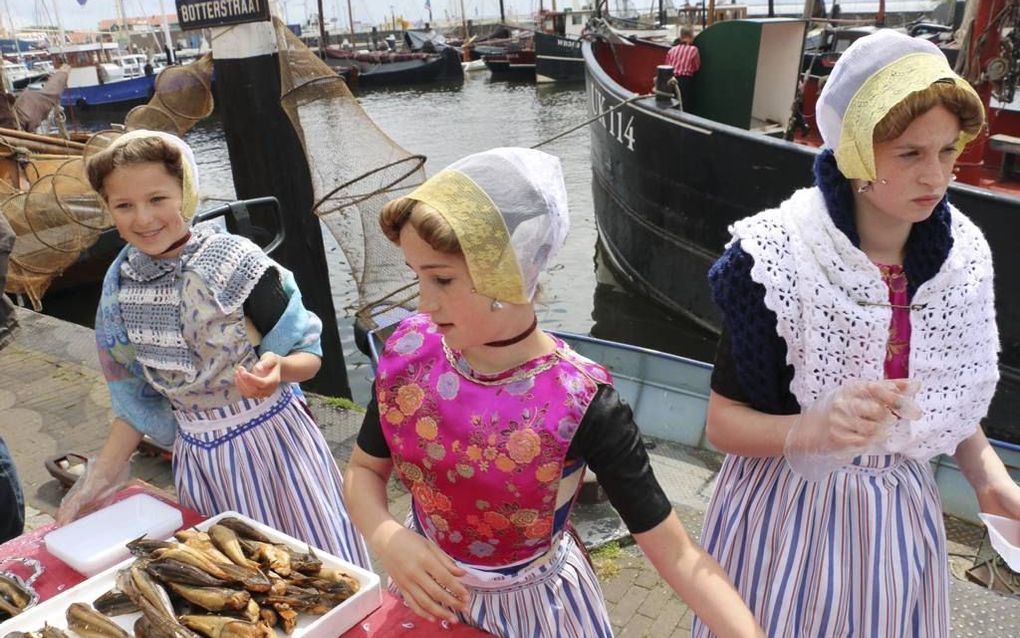 URK. Jong en oud stak zich afgelopen zaterdag op de Urkerdag in de Urker klederdracht. Die dag, waar oude lokale tradities centraal staan, trok ondanks wind en af en toe een bui duizenden bezoekers. Rondvaartboot De Zuiderzee kwam aan vol met Urker meisje