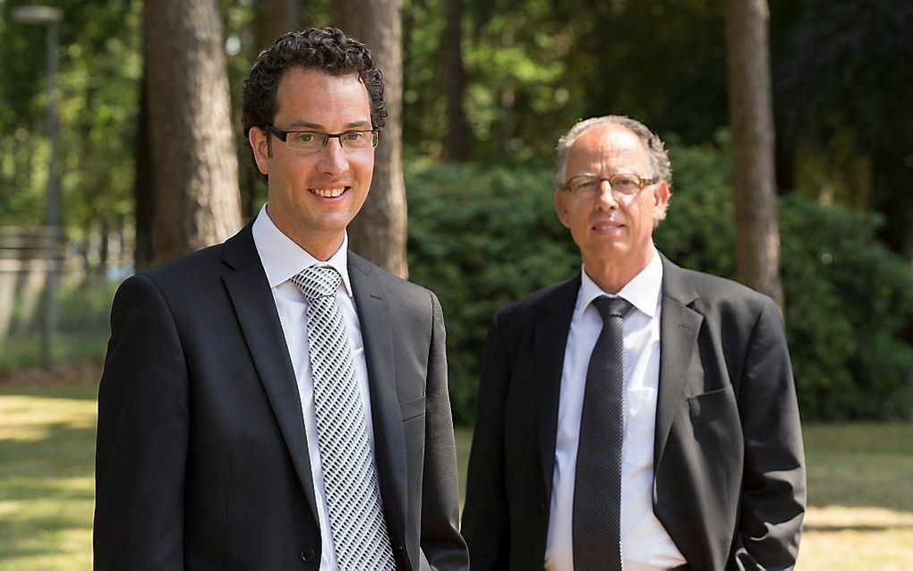 Ds. W. A. Capellen (l.) is vrijdagavond bevestigd als predikant van de christelijke gereformeerde kerk van Noordeloos. Zijn vader, ds. G. J. Capellen (r.), leidde de bevestigingsdienst. ds. Ds. André Dorst