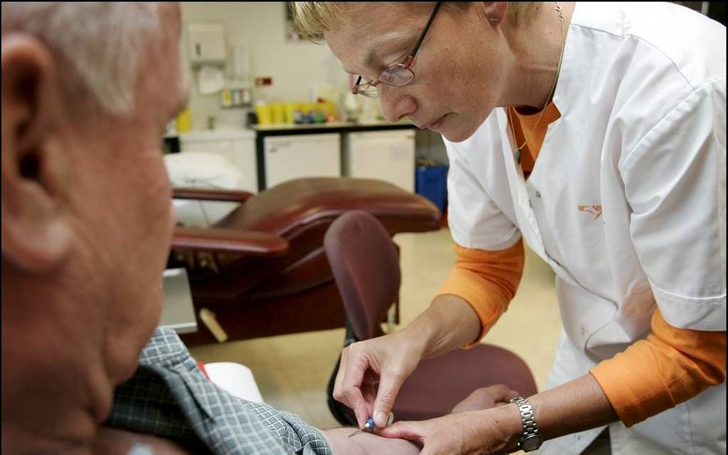 Een bloeddonatie duurt meestal niet langer dan tien minuten. beeld ANP, Lex van Lieshout