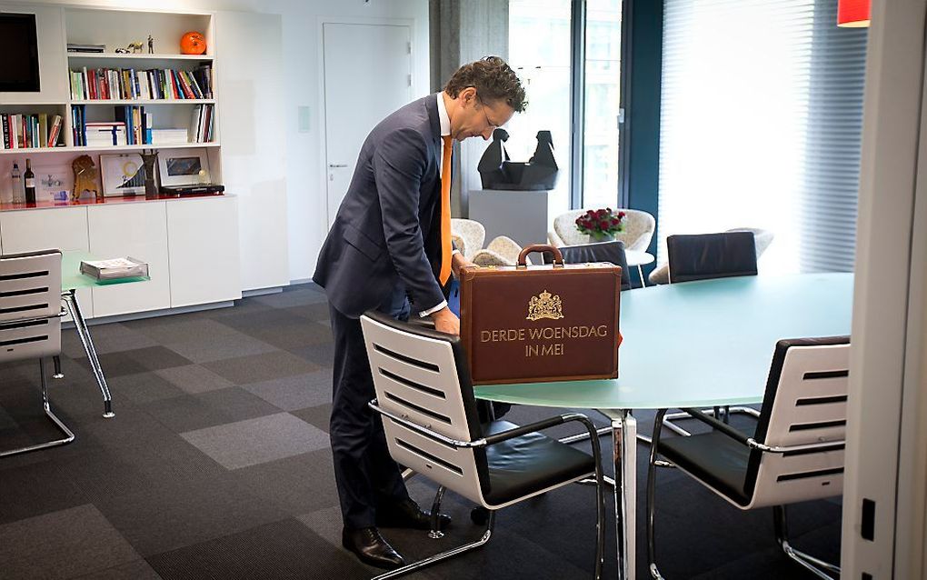 Minister Jeroen Dijsselbloem (Financien) ondertekent woensdag de stukken voor Verantwoordingsdag op zijn kamer. Beeld ANP