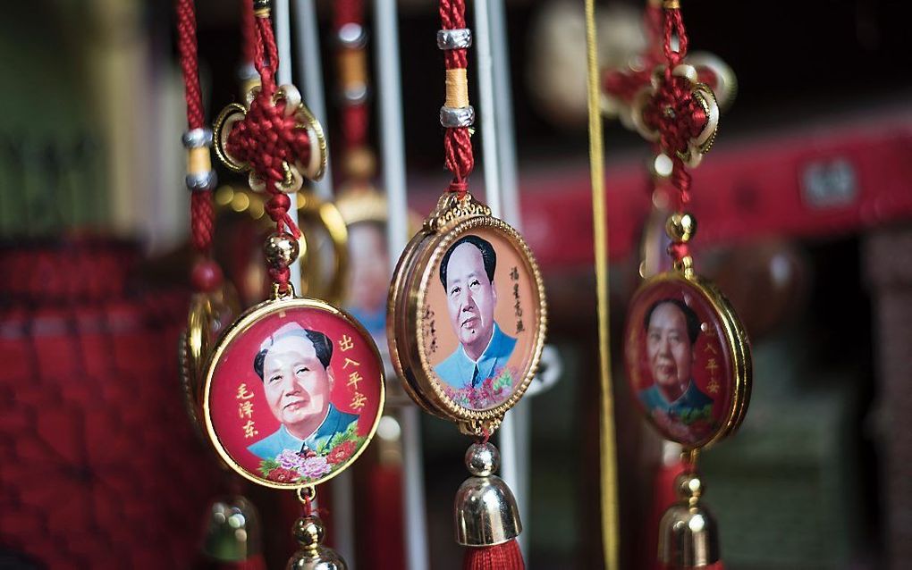 PEKING. Nog altijd wordt Mao Zdong in China als Vader des Vaderlands vereerd. En loont het de moeite, zoals hier in Peking, om afbeeldingen van hem te koop aan te bieden. beeld AFP, Fred Dufour