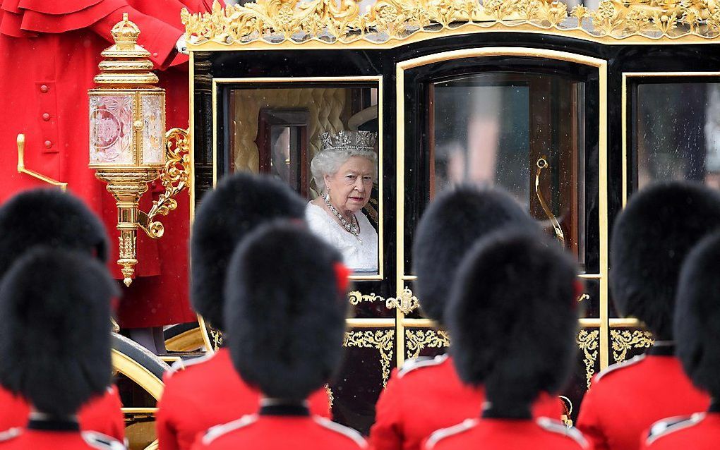 De Britse koningin Elizabeth onderweg naar het parlement. beeld AFP