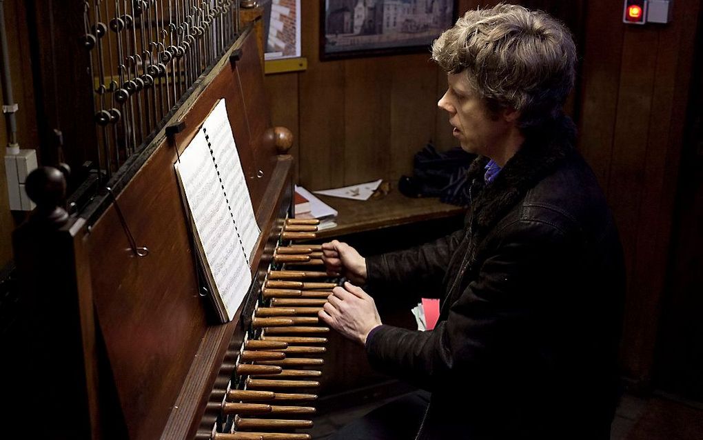 Gijsbert Kok achter de beiaard van de Grote Kerk in Den Haag. Beeld André Dorst