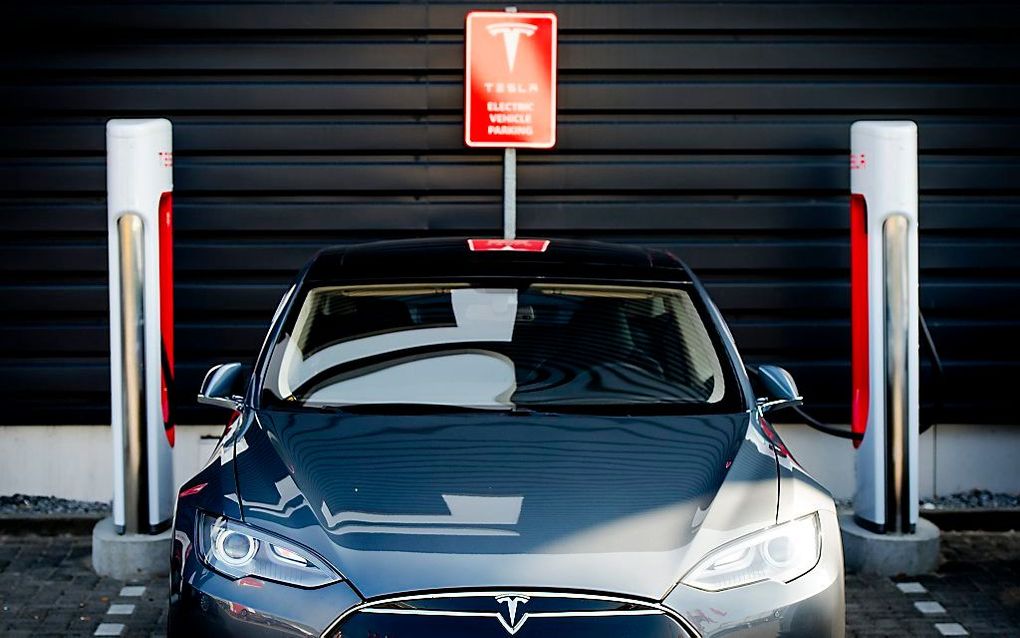 Oplaadpunten bij nieuwe Europees hoofdkantoor van Tesla, een Amerikaanse producent van elektrische auto's, in Amsterdam. beeld ANP