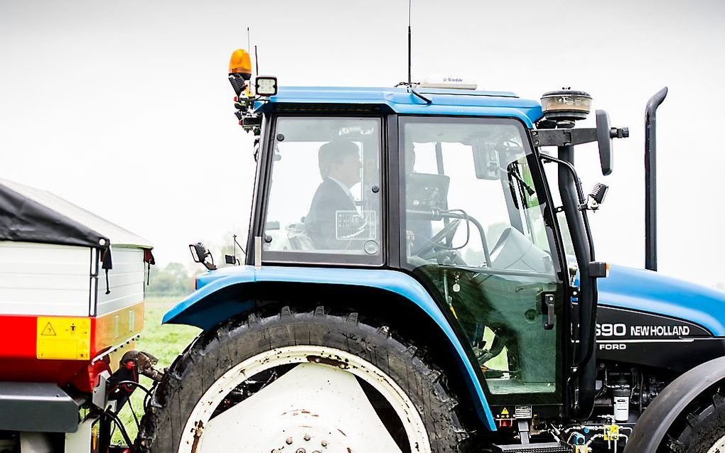 De koning donderdag tijdens een werkbezoek aan een akkerbouwbedrijf in Eethen. beeld ANP