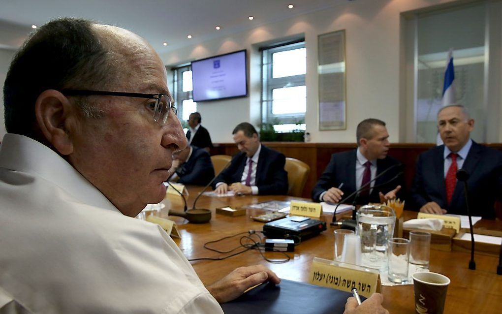 Yaalon (L) en Netanyahu (R). beeld AFP