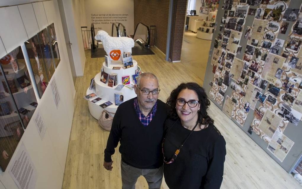 VEENENDAAL. Nadia Aliyat met vader Ahmed bij de expositie over de eerste Marokkanen in Veenendaal. beeld RD, Anton Dommerholt