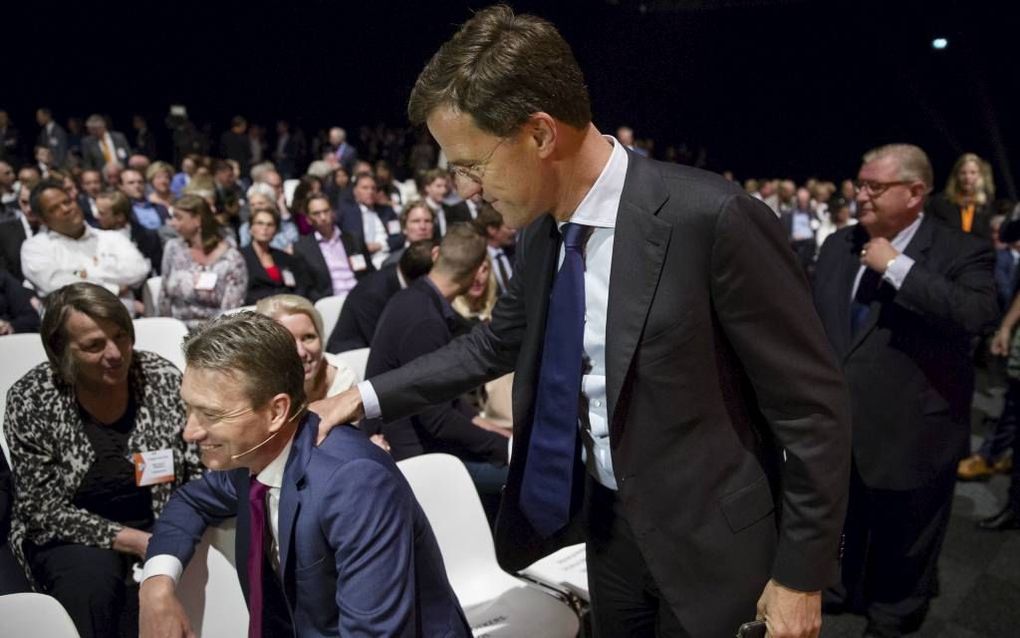 Tijdens het VVD-congres, dat afgelopen vrijdag en zaterdag in Leeuwarden plaatsvond, grijpt VVD-leider en premier Rutte VVD-fractievoorzitter Zijlstra in zijn nek. beeld ANP, Bart Maat