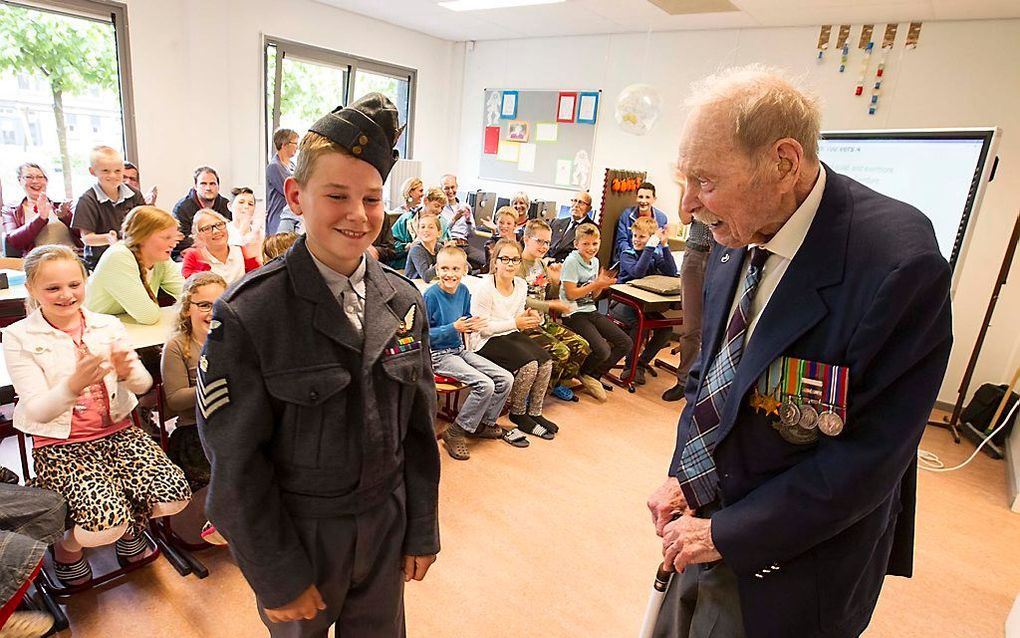 De bijna 99-jarige veteraan Ken Dougan maandag met een leerling in Gortel die in militair tenue naar school kwam. beeld RD, Anton Dommerholt