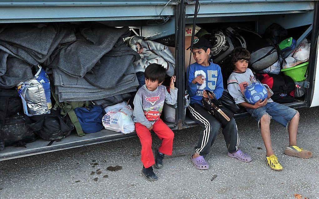 Kinderen in het bagageruim van een bus, gereed voor vertrek. Beeld AFP