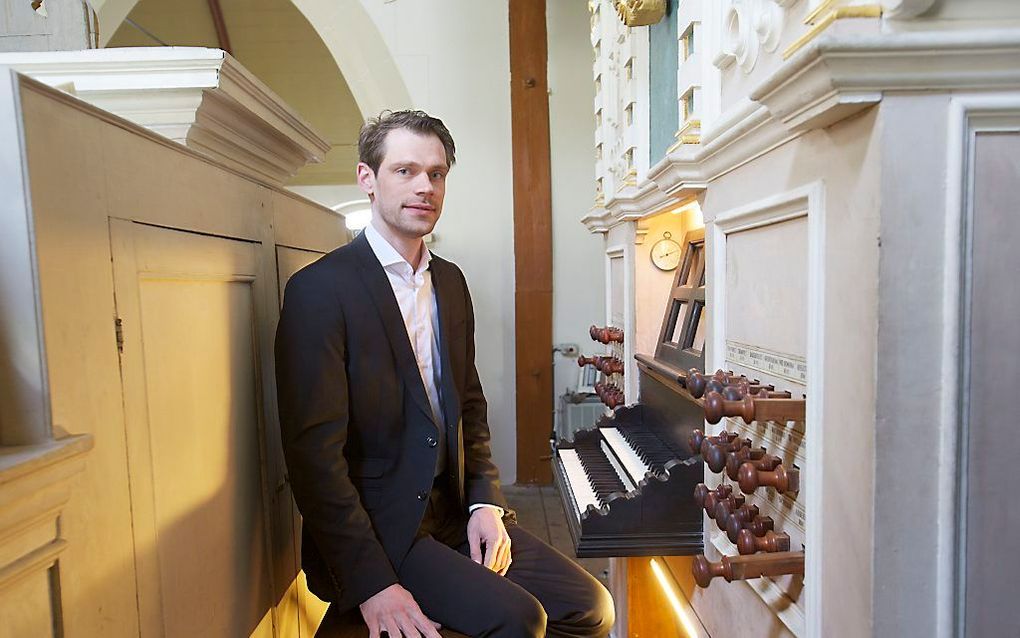 Gerben Gritter achter de speeltafel van het orgel in Waalse Kerk in Amsterdam. Beeld Sjaak Verboom