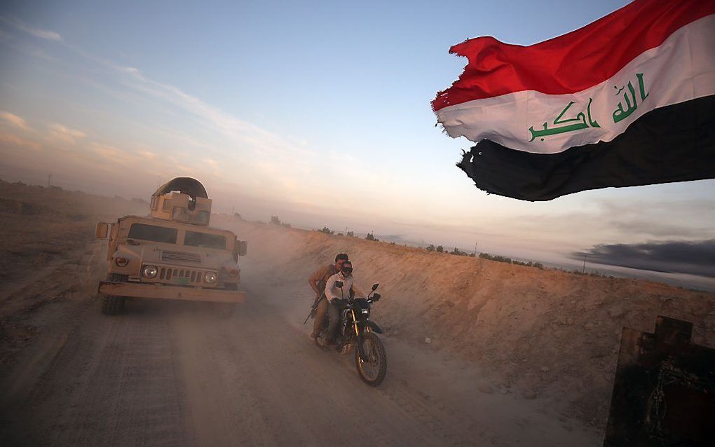 Irakese pro-regeringstroepen trekken maandag op richting Fallujah, in de strijd tegen IS. Beeld AFP