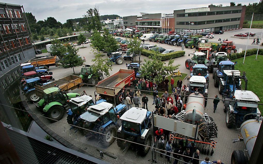 Het verzet was groot toen de plannen voor een hoogwatergeul tussen Veessen en Wapenveld jaren terug naar buiten kwamen. Met zestig tractoren en andere landbouwvoertuigen reden circa tweehonderd boze boeren en burgers op 16 augustus 2005 naar het waterscha