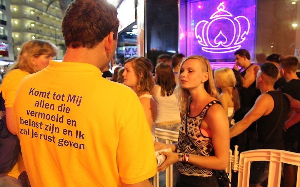 Vrijwilligers van Beach Mission aan het werk in Lloret de Mar. beeld Beach Mission