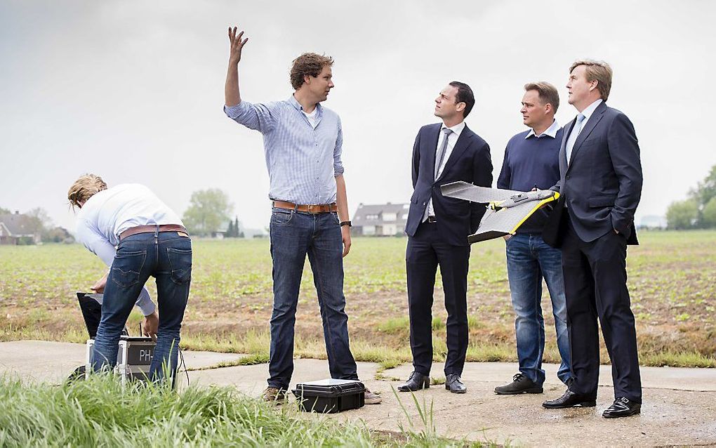 Staatssecretaris Van Dam van Economische Zaken (m.) bezoekt samen met koning Willem-Alexander (r.) een landbouwbedrijf. beeld ANP, Frank van Beek