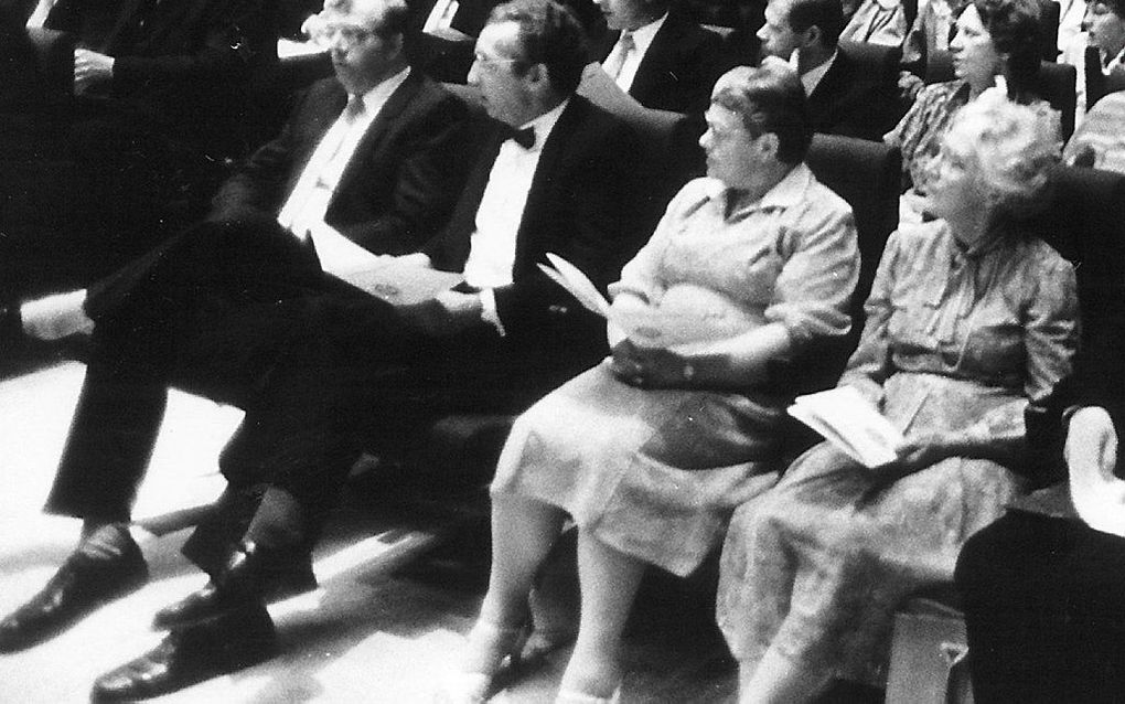 Hennie Slettenhaar (met vlinderstrik) in mei 1984 op de bondsdag van de Bond van Zangverenigingen van de Gereformeerde Gemeenten (BZGG) in de Doelen in Rotterdam. Beeld RD