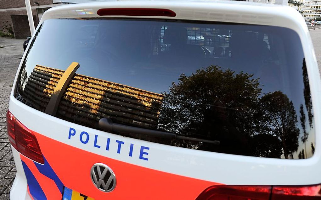 Twee agenten zijn donderdagavond in Gouda gewond geraakt doordat een jongen een steen naar hun auto gooide. beeld ANP