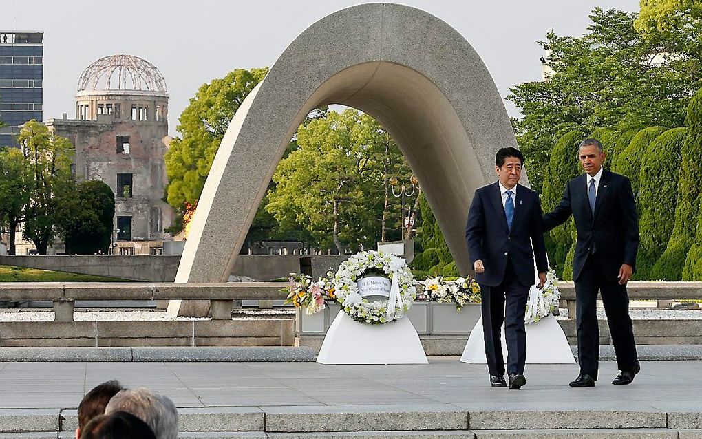 De Amerikaanse president Barack Obama heeft vrijdag in aanwezigheid van de Japanse premier Abe een krans gelegd bij het gedenkteken in de Japanse stad Hiroshima. beeld EPA