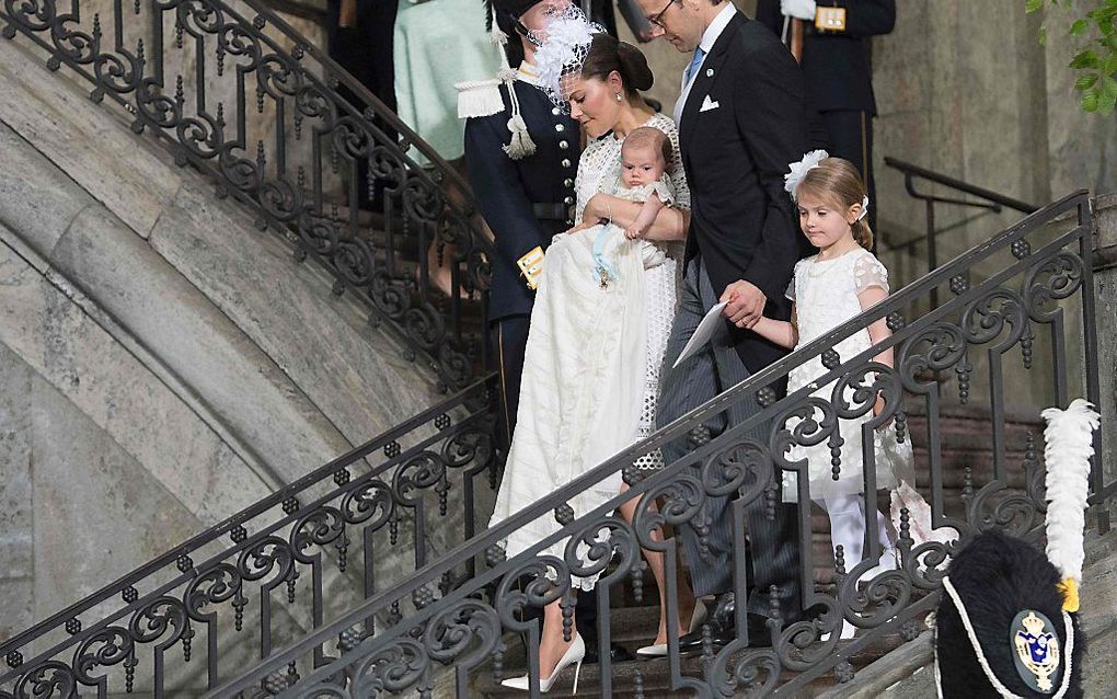 Prins Oscar Carl Olof, het tweede kind van de Zweedse kroonprinses Victoria en prins Daniel, is vrijdag rond het middaguur gedoopt. beeld AFP